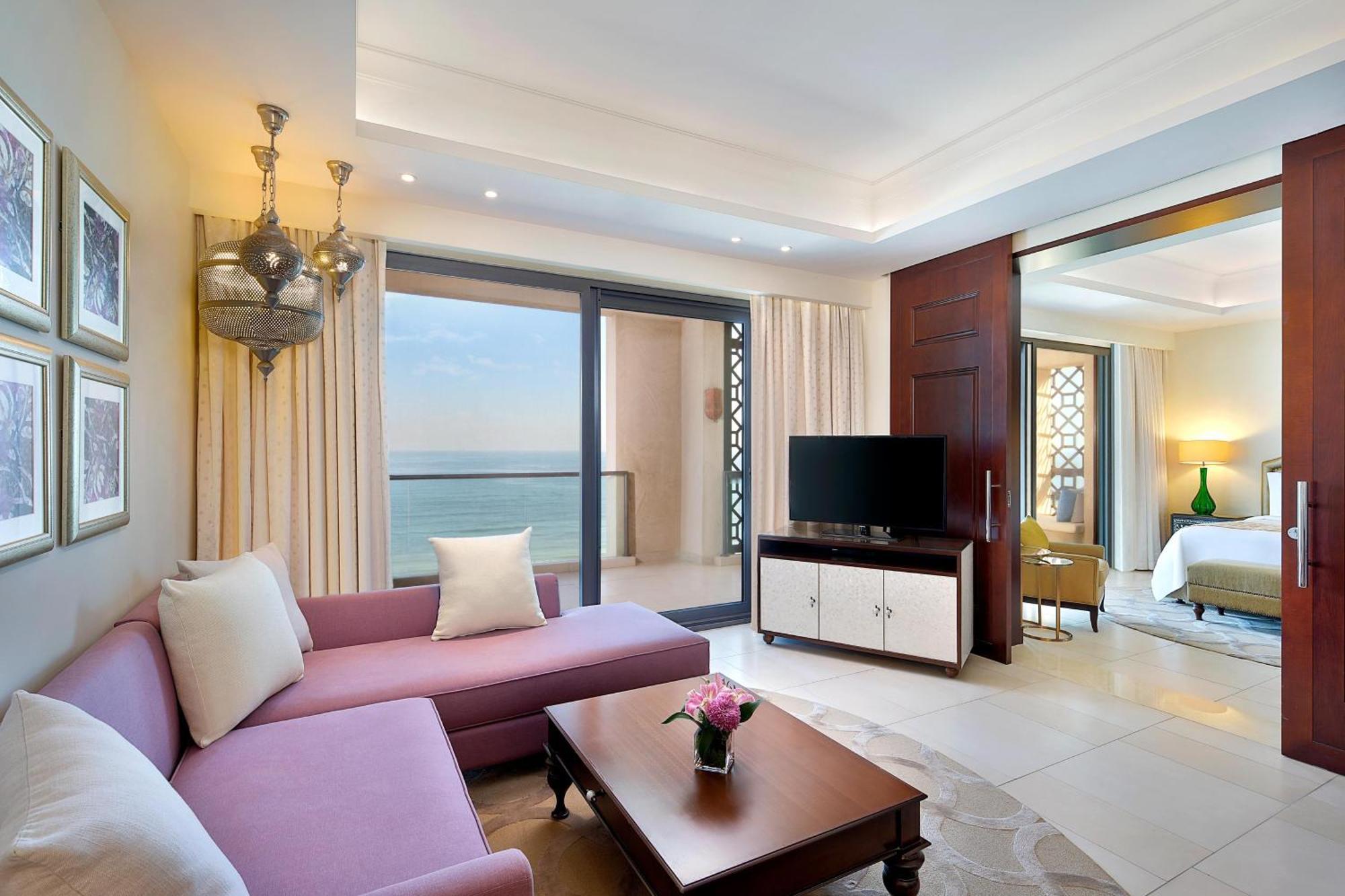 Ajman Saray, A Luxury Collection Resort, Ajman Exterior photo A suite at the Jumeirah Atlantis