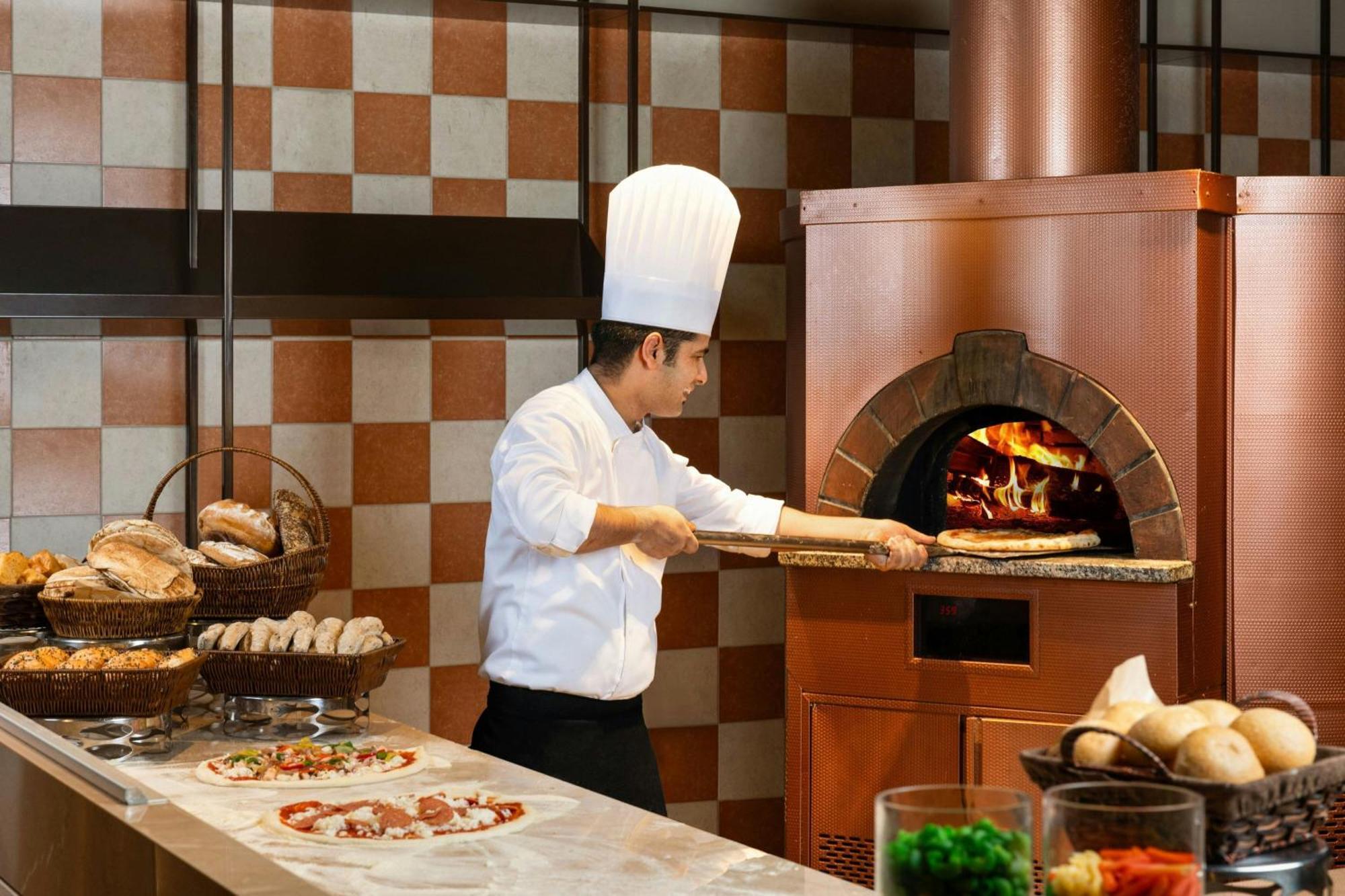 Ajman Saray, A Luxury Collection Resort, Ajman Exterior photo A pizzaiolo making a pizza